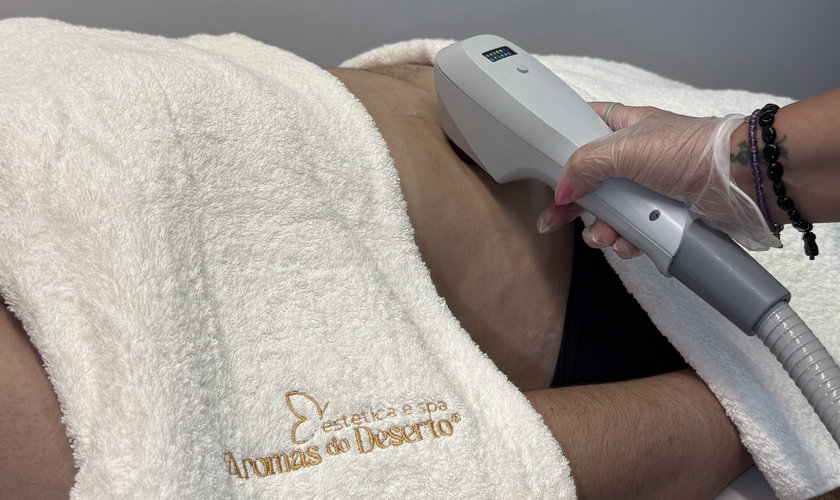 Sessão de depilação a laser com toalha bordada da Clínica Aromas do Deserto