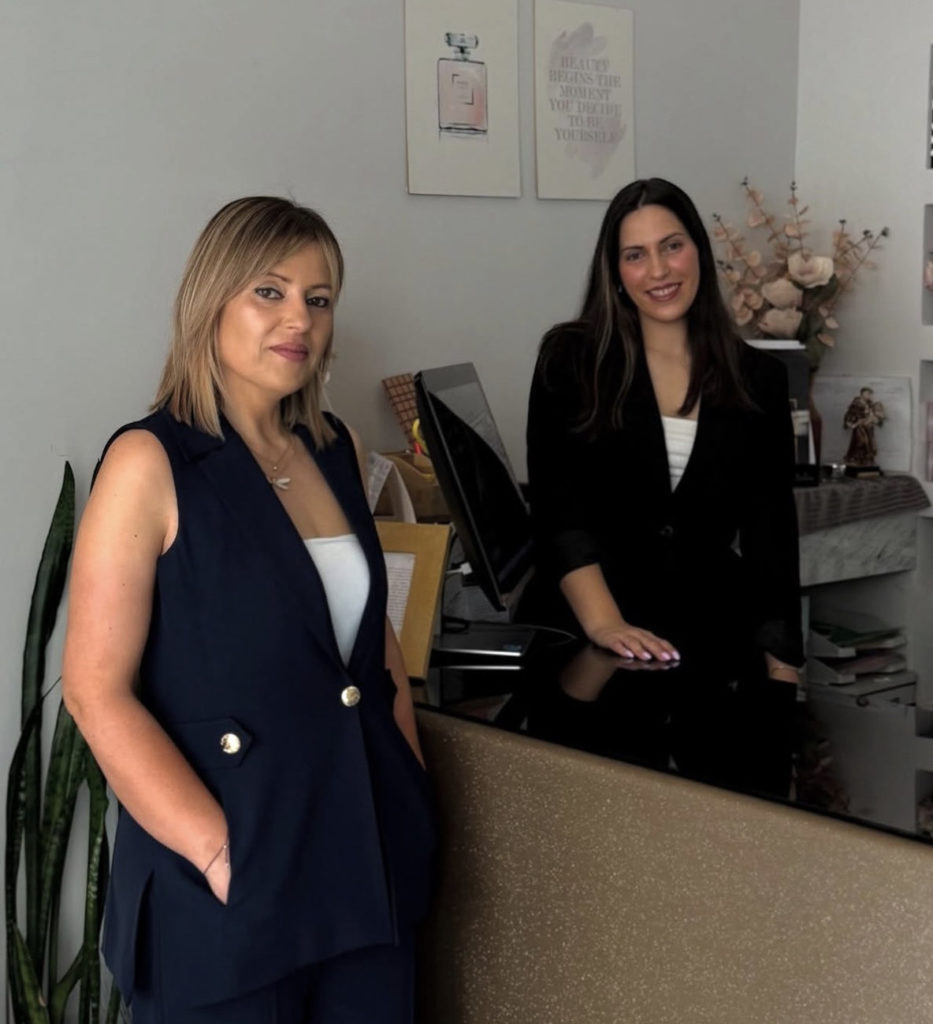 Equipa da Clínica Aromas do Deserto na receção da clínica, em Braga